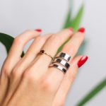 Les bijoux qui plaisent toujours aux femmes : nos valeurs sûres en cadeau